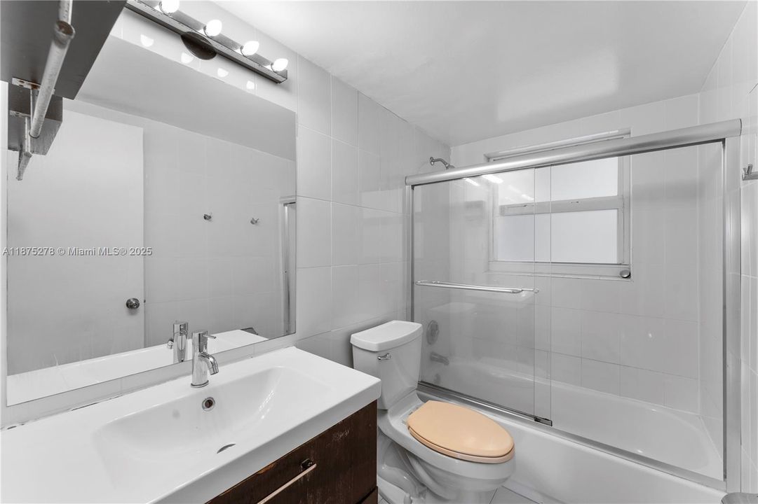 Под контрактом: $249,000 (1 спален, 1 ванн, 715 Квадратных фут)