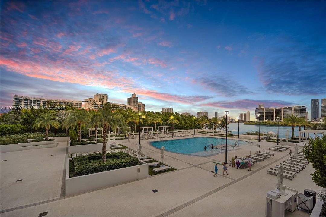 Active With Contract: $2,799,000 (4 beds, 4 baths, 3620 Square Feet)