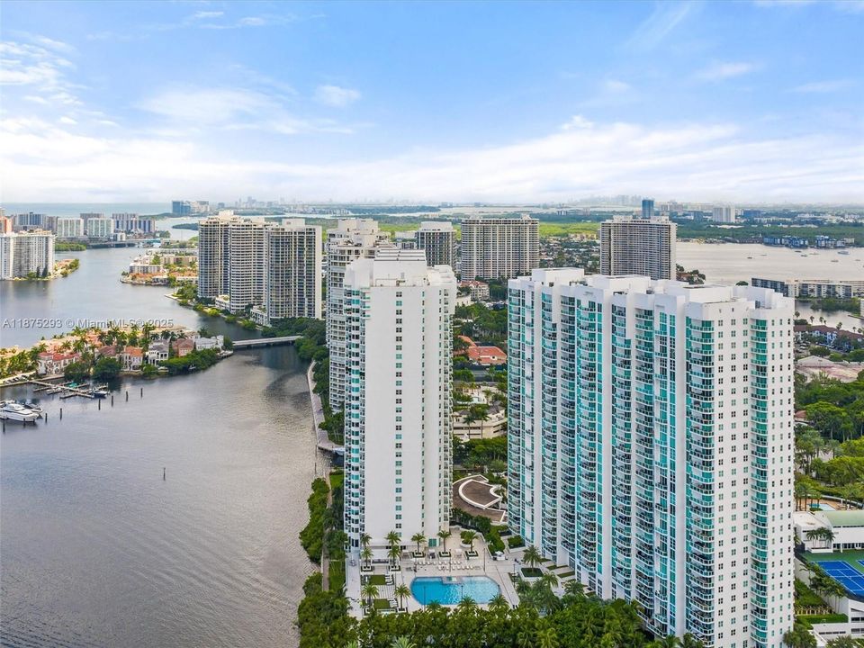 Active With Contract: $2,799,000 (4 beds, 4 baths, 3620 Square Feet)