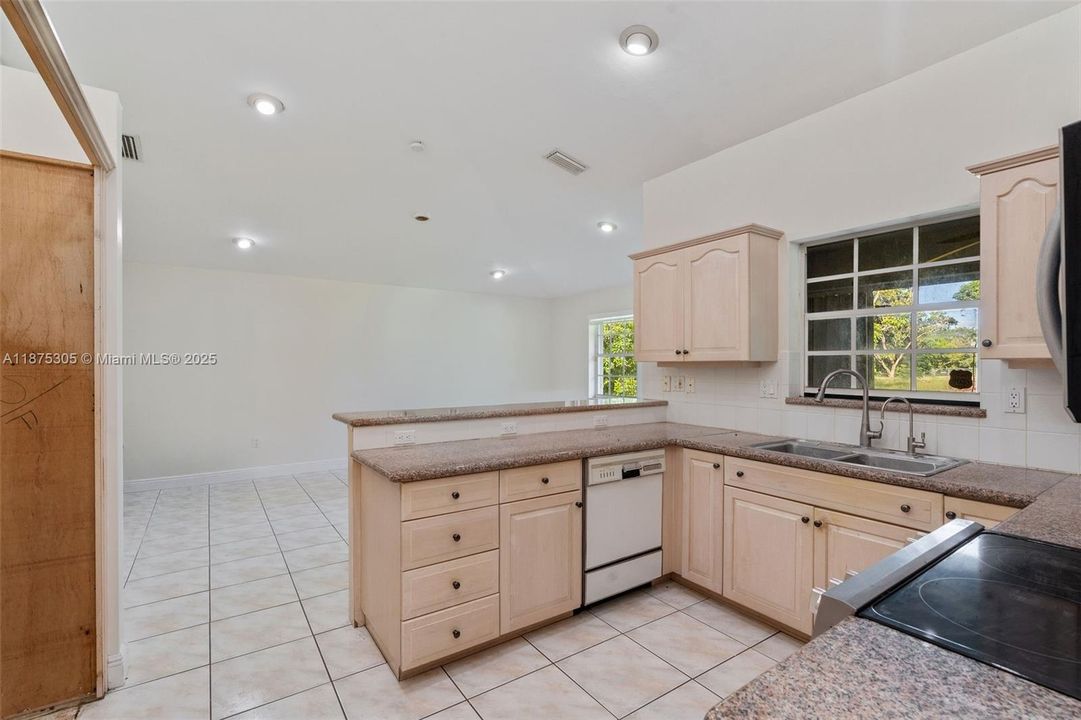 For Sale: $1,099,000 (3 beds, 2 baths, 1686 Square Feet)