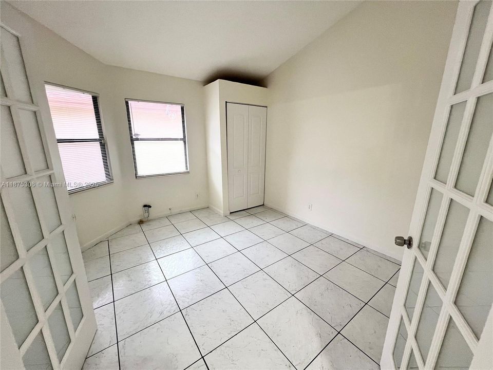 Под контрактом: $2,850 (3 спален, 2 ванн, 1404 Квадратных фут)