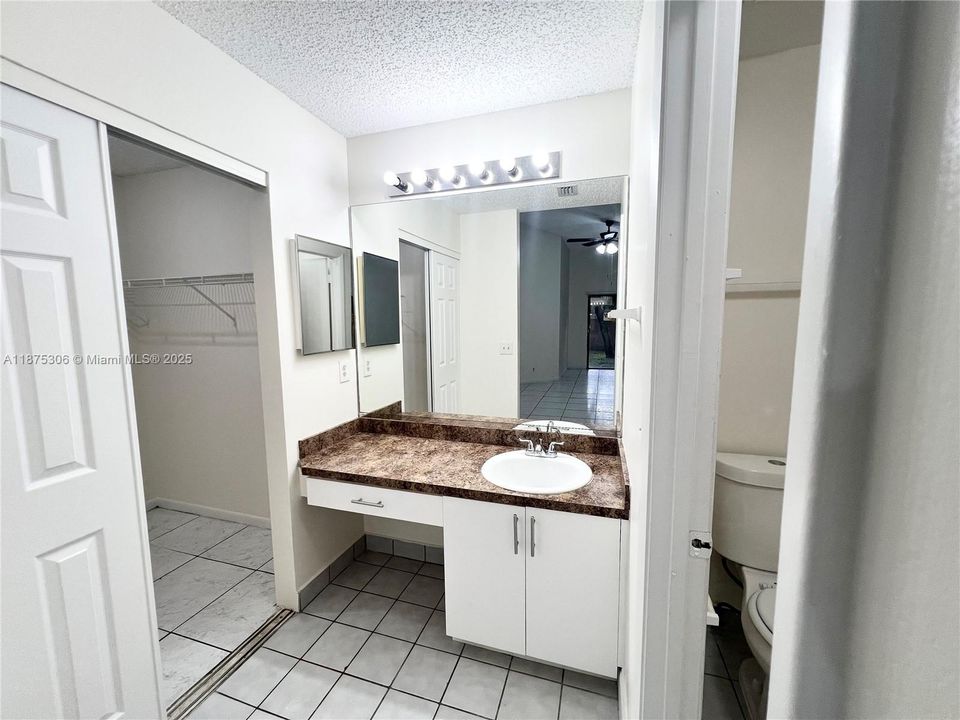 Под контрактом: $2,850 (3 спален, 2 ванн, 1404 Квадратных фут)