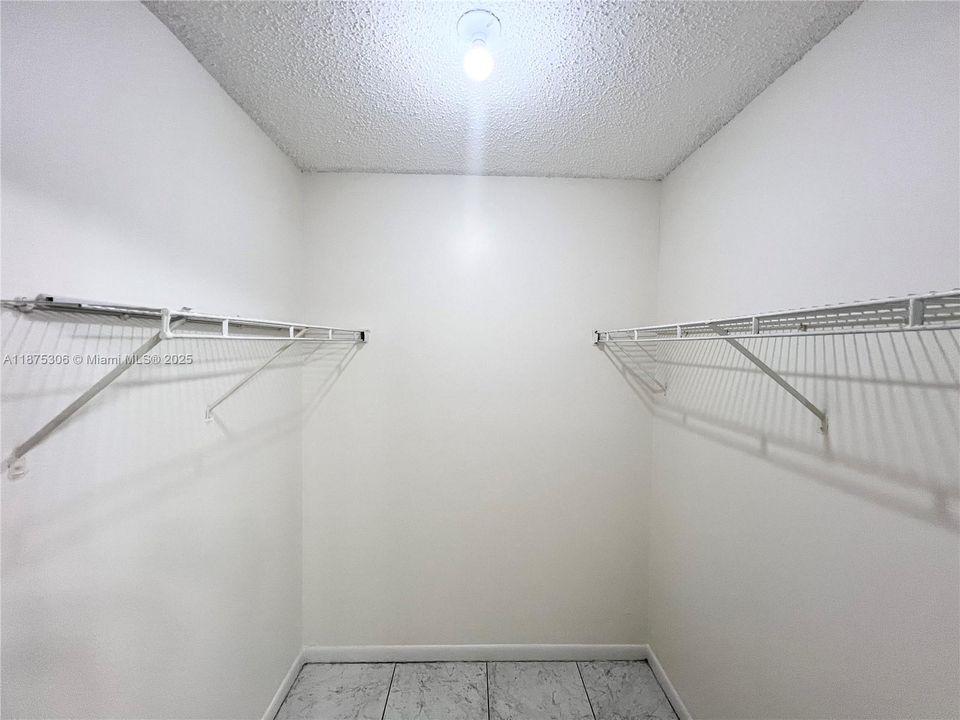 Под контрактом: $2,850 (3 спален, 2 ванн, 1404 Квадратных фут)