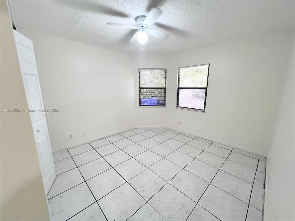 Под контрактом: $2,850 (3 спален, 2 ванн, 1404 Квадратных фут)