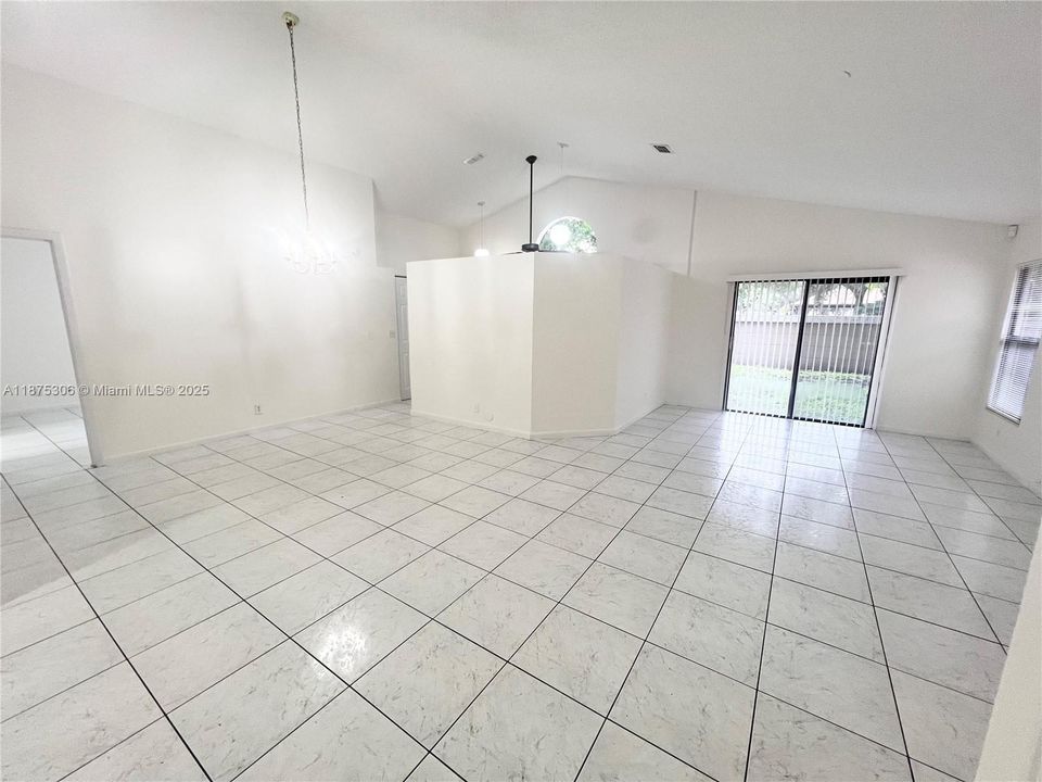 Под контрактом: $2,850 (3 спален, 2 ванн, 1404 Квадратных фут)