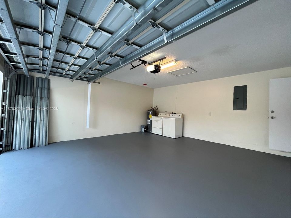 Под контрактом: $2,850 (3 спален, 2 ванн, 1404 Квадратных фут)