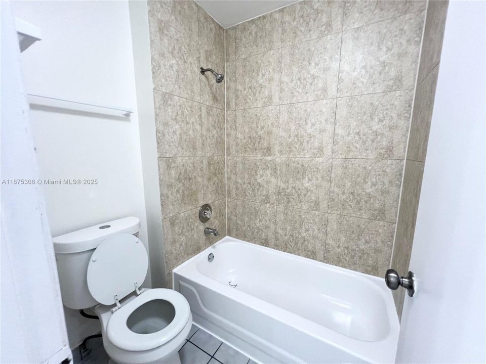 Под контрактом: $2,850 (3 спален, 2 ванн, 1404 Квадратных фут)