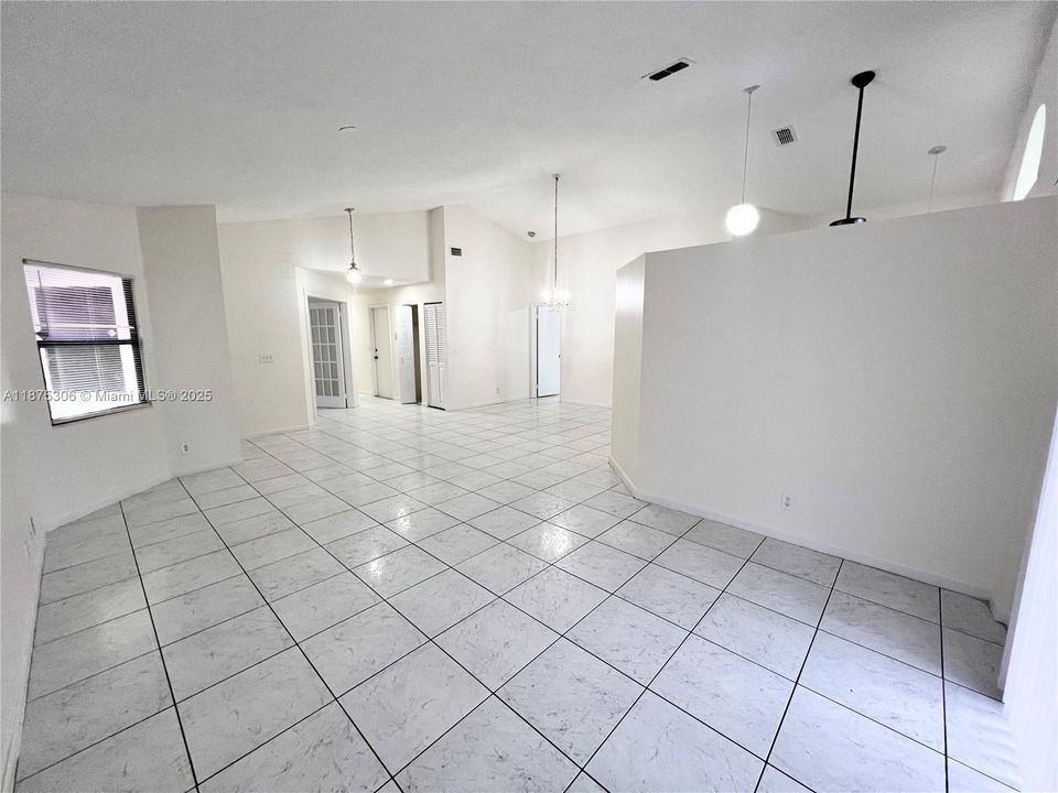 Под контрактом: $2,850 (3 спален, 2 ванн, 1404 Квадратных фут)