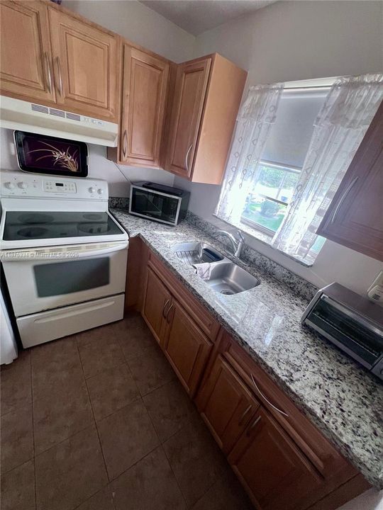 For Sale: $78,500 (1 beds, 1 baths, 684 Square Feet)