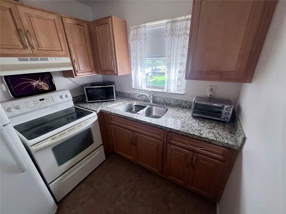 For Sale: $78,500 (1 beds, 1 baths, 684 Square Feet)