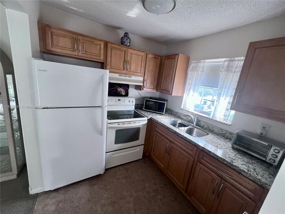 For Sale: $78,500 (1 beds, 1 baths, 684 Square Feet)