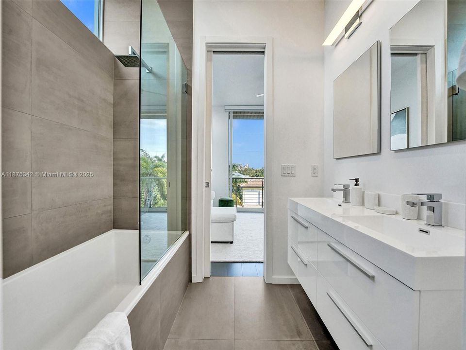 В аренду: $21,900 (4 спален, 3 ванн, 3804 Квадратных фут)