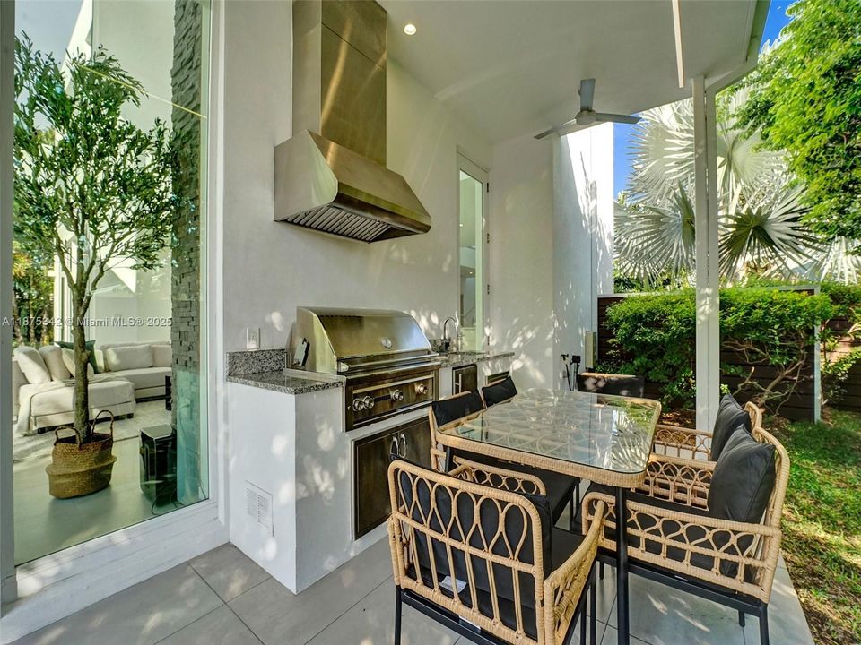 В аренду: $21,900 (4 спален, 3 ванн, 3804 Квадратных фут)