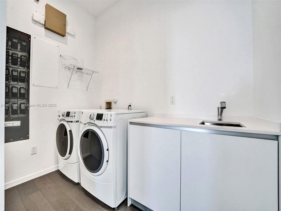 В аренду: $21,900 (4 спален, 3 ванн, 3804 Квадратных фут)