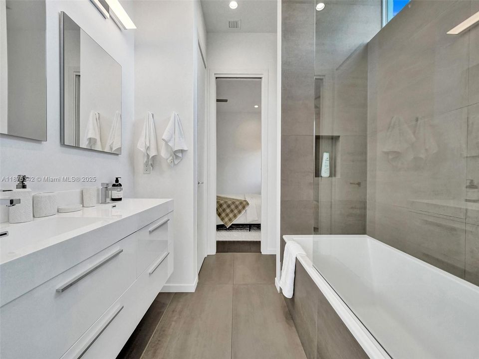 В аренду: $21,900 (4 спален, 3 ванн, 3804 Квадратных фут)