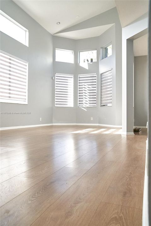 出租: $3,950 (3 贝兹, 2 浴室, 1623 平方英尺)