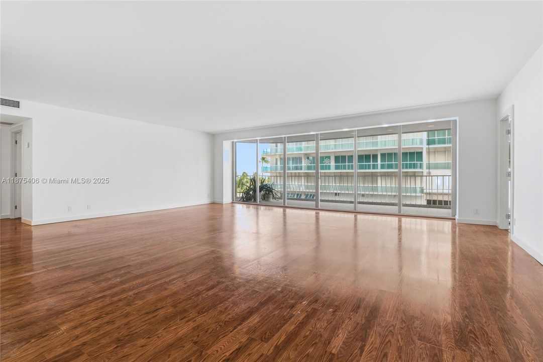 Activo con contrato: $8,500 (2 camas, 3 baños, 2525 Pies cuadrados)