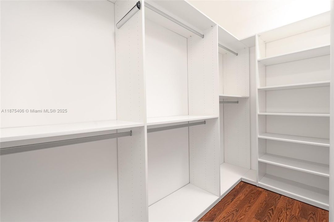 Activo con contrato: $8,500 (2 camas, 3 baños, 2525 Pies cuadrados)