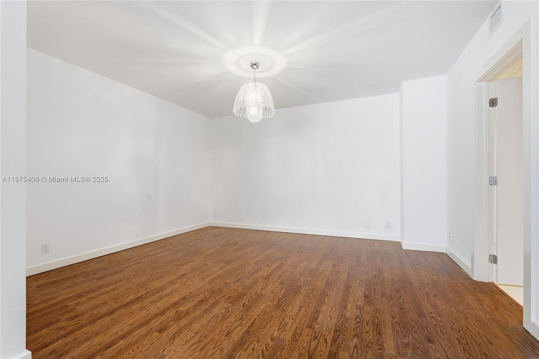 Activo con contrato: $8,500 (2 camas, 3 baños, 2525 Pies cuadrados)