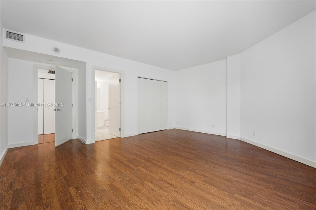 Activo con contrato: $8,500 (2 camas, 3 baños, 2525 Pies cuadrados)