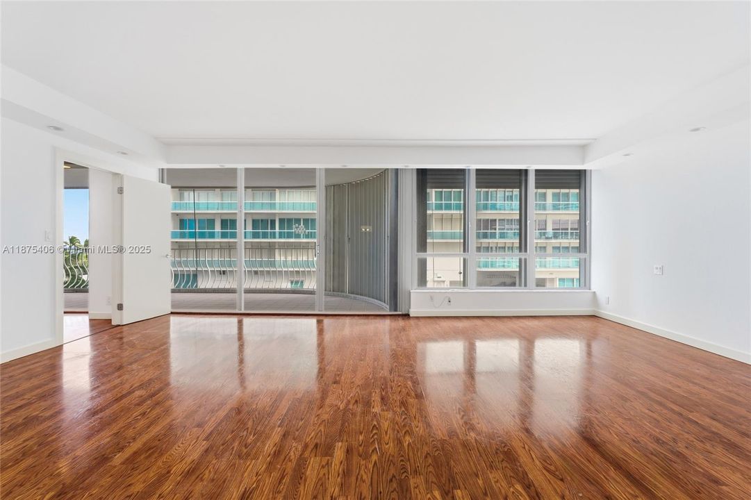 Activo con contrato: $8,500 (2 camas, 3 baños, 2525 Pies cuadrados)