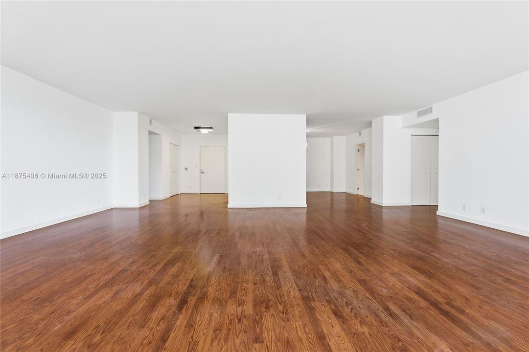 Activo con contrato: $8,500 (2 camas, 3 baños, 2525 Pies cuadrados)