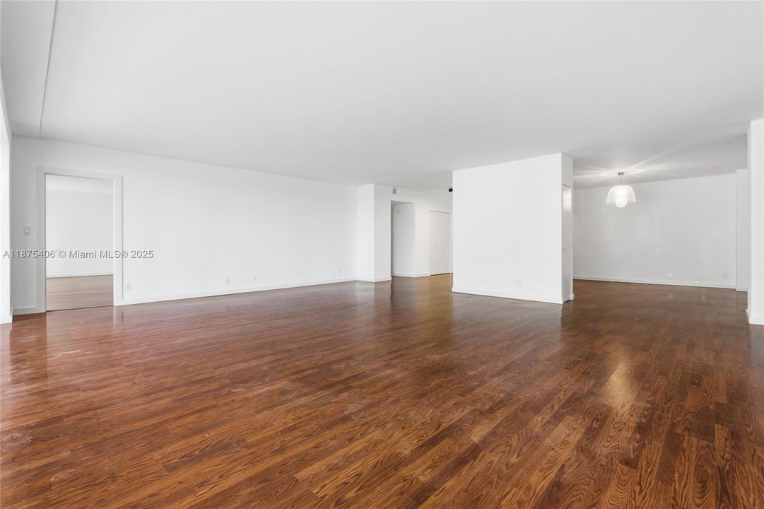 Activo con contrato: $8,500 (2 camas, 3 baños, 2525 Pies cuadrados)