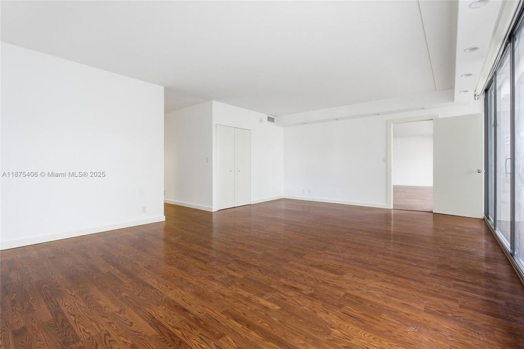 Activo con contrato: $8,500 (2 camas, 3 baños, 2525 Pies cuadrados)