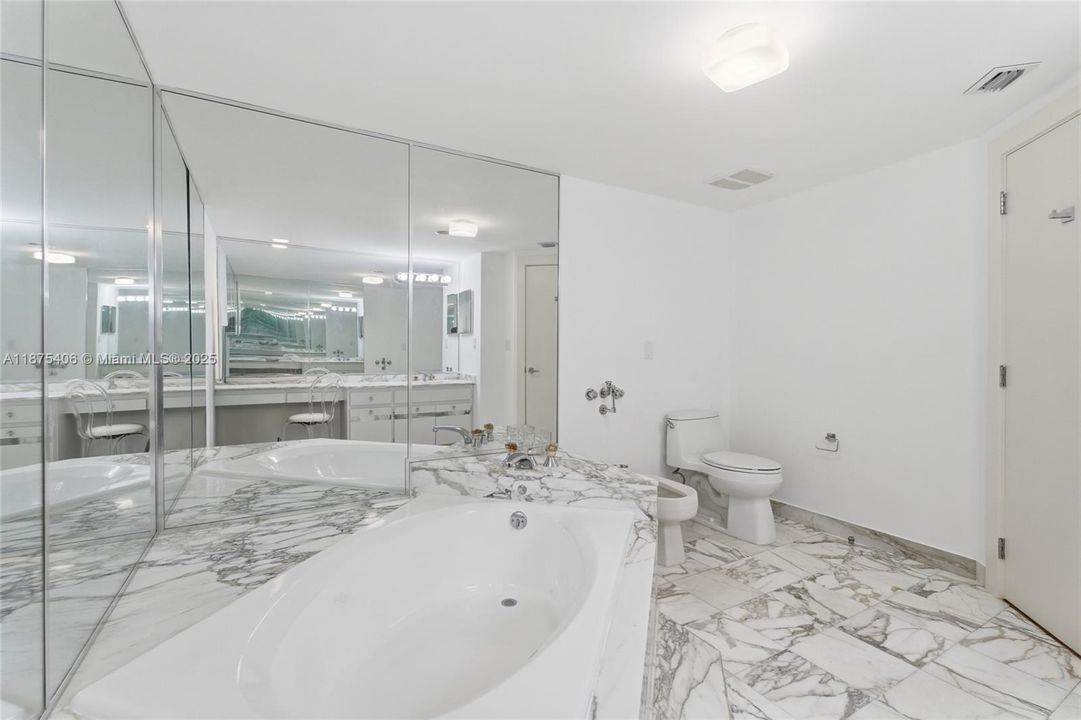 Activo con contrato: $8,500 (2 camas, 3 baños, 2525 Pies cuadrados)