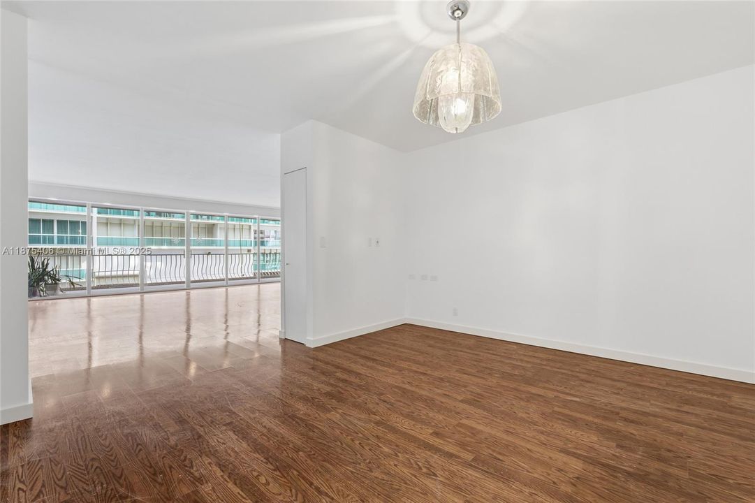 Activo con contrato: $8,500 (2 camas, 3 baños, 2525 Pies cuadrados)