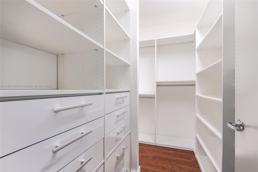 Activo con contrato: $8,500 (2 camas, 3 baños, 2525 Pies cuadrados)