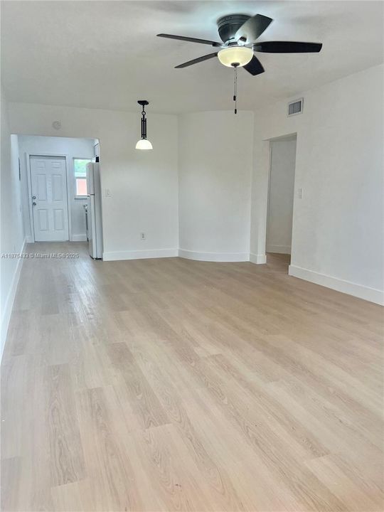 Active With Contract: $270,000 (2 beds, 1 baths, 725 Square Feet)