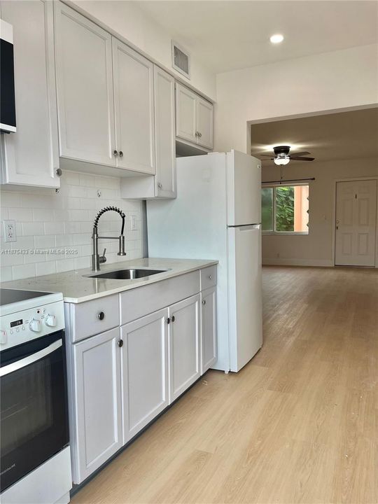 Active With Contract: $270,000 (2 beds, 1 baths, 725 Square Feet)