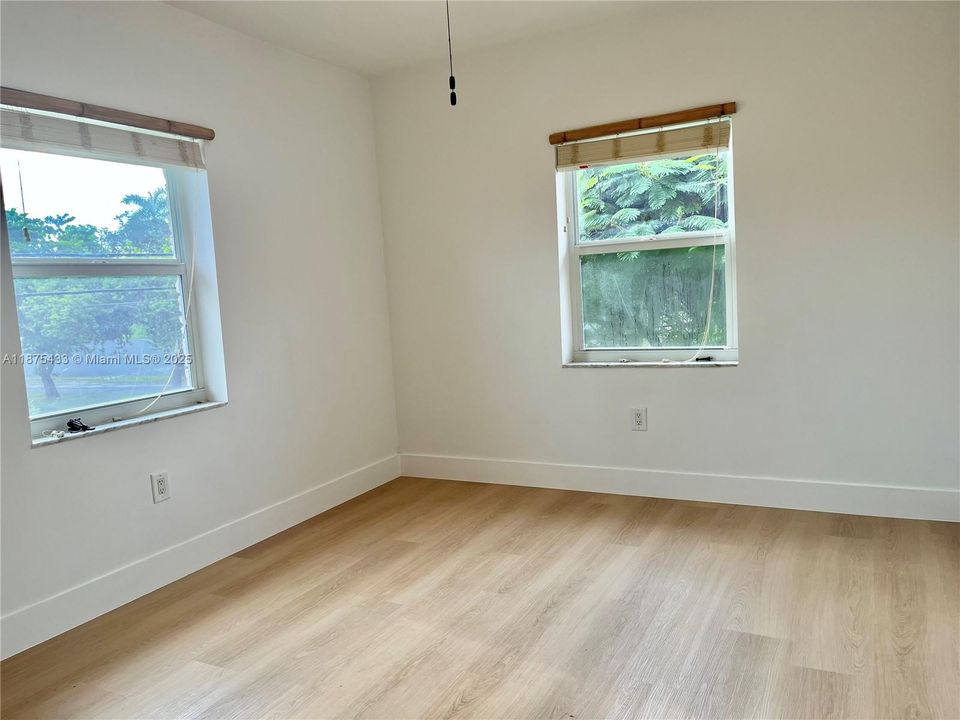 Active With Contract: $270,000 (2 beds, 1 baths, 725 Square Feet)