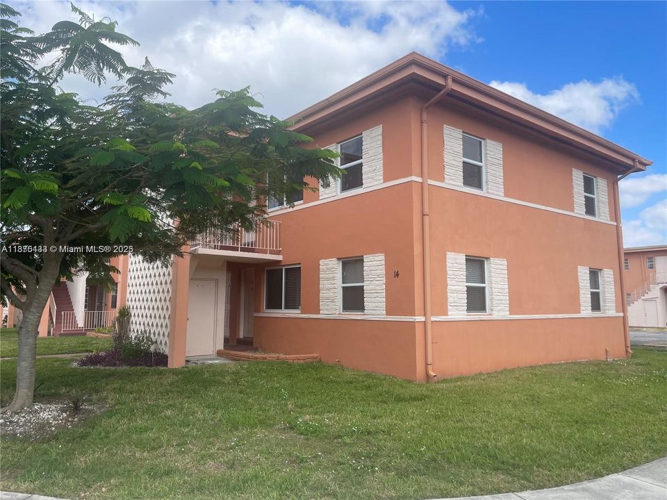 Active With Contract: $270,000 (2 beds, 1 baths, 725 Square Feet)