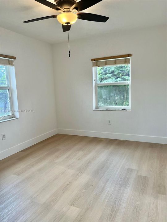 Active With Contract: $270,000 (2 beds, 1 baths, 725 Square Feet)