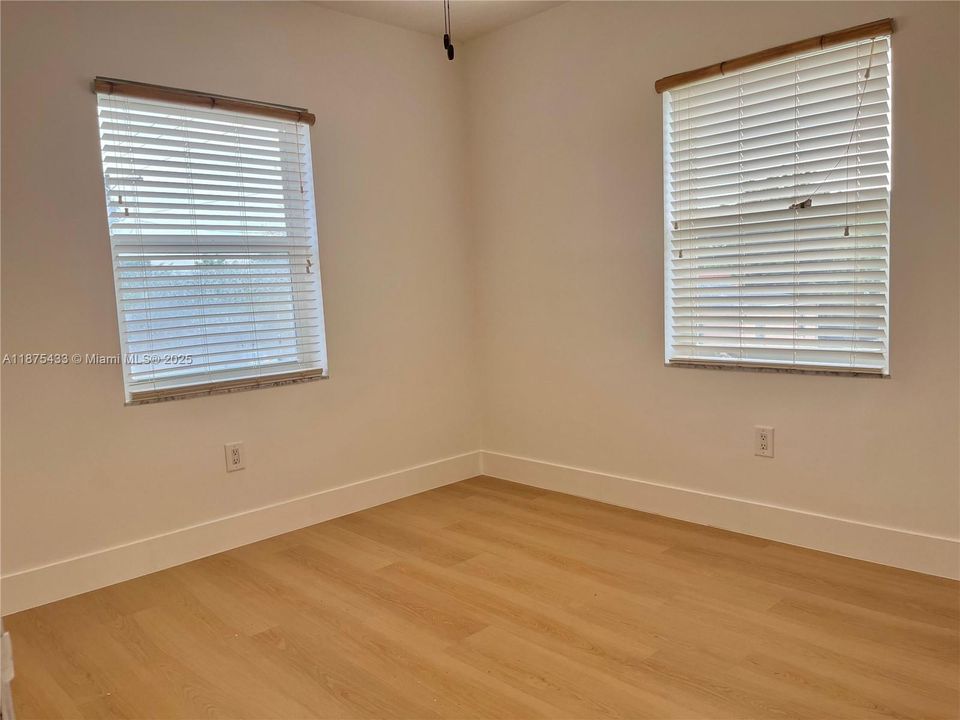 Active With Contract: $270,000 (2 beds, 1 baths, 725 Square Feet)