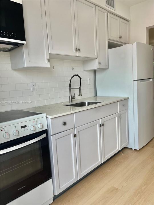 Active With Contract: $270,000 (2 beds, 1 baths, 725 Square Feet)