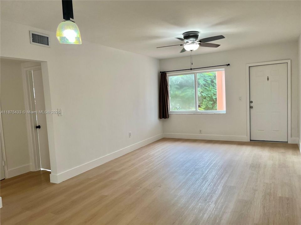 Active With Contract: $270,000 (2 beds, 1 baths, 725 Square Feet)