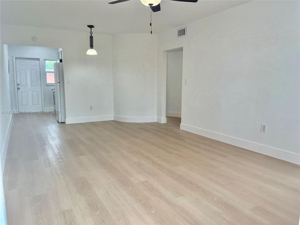 Active With Contract: $270,000 (2 beds, 1 baths, 725 Square Feet)