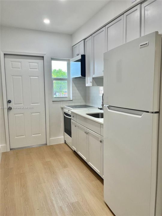 Active With Contract: $270,000 (2 beds, 1 baths, 725 Square Feet)
