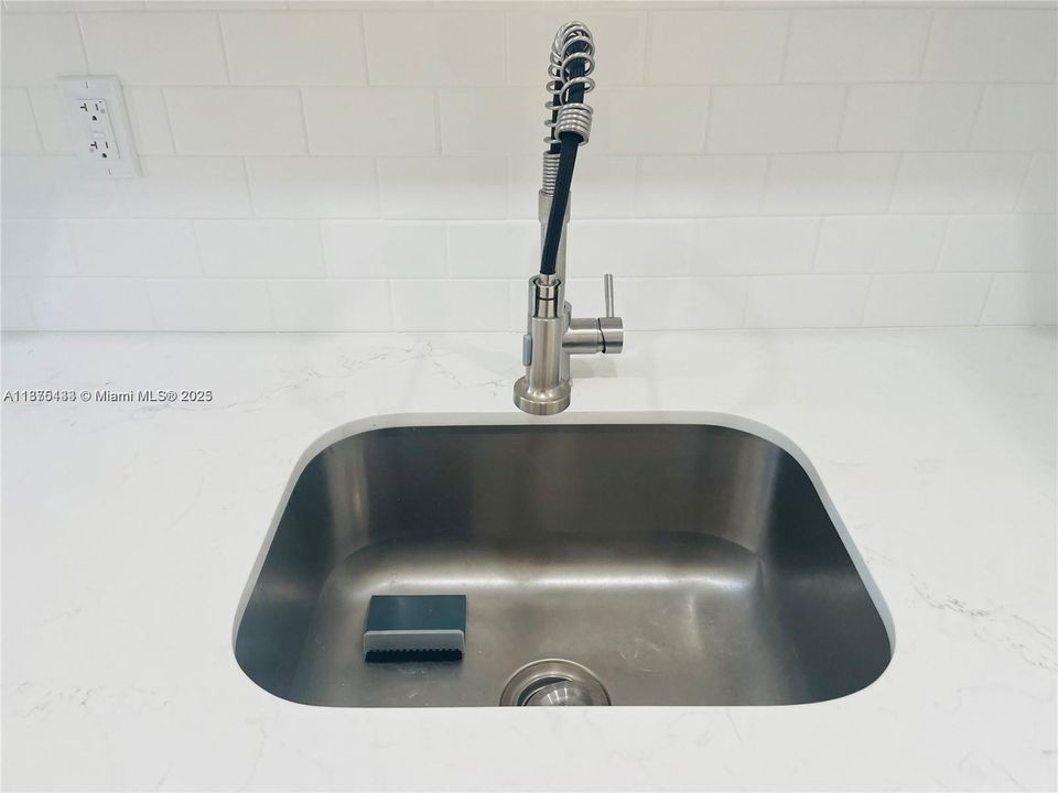 Active With Contract: $270,000 (2 beds, 1 baths, 725 Square Feet)