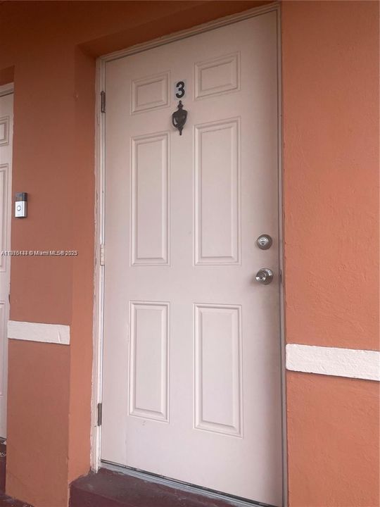 Active With Contract: $270,000 (2 beds, 1 baths, 725 Square Feet)