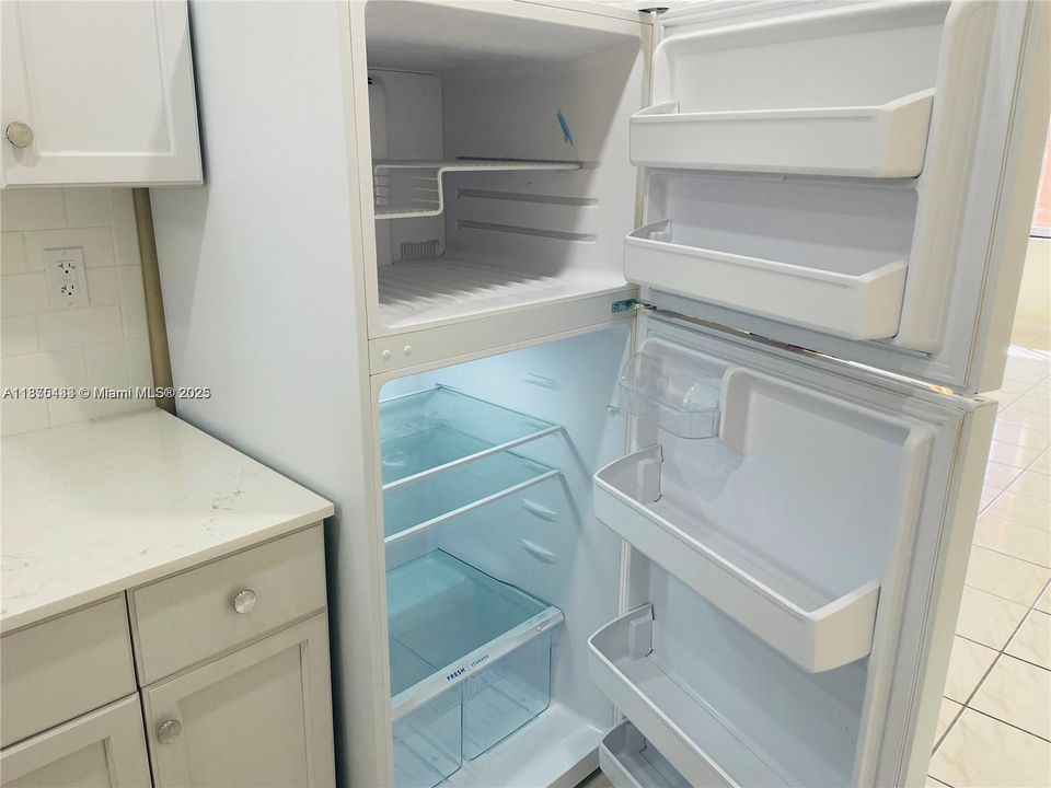 Active With Contract: $270,000 (2 beds, 1 baths, 725 Square Feet)