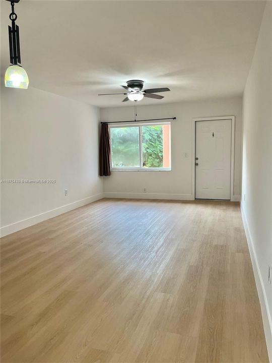 Active With Contract: $270,000 (2 beds, 1 baths, 725 Square Feet)