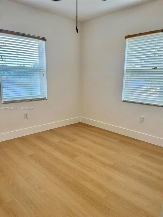 Active With Contract: $270,000 (2 beds, 1 baths, 725 Square Feet)