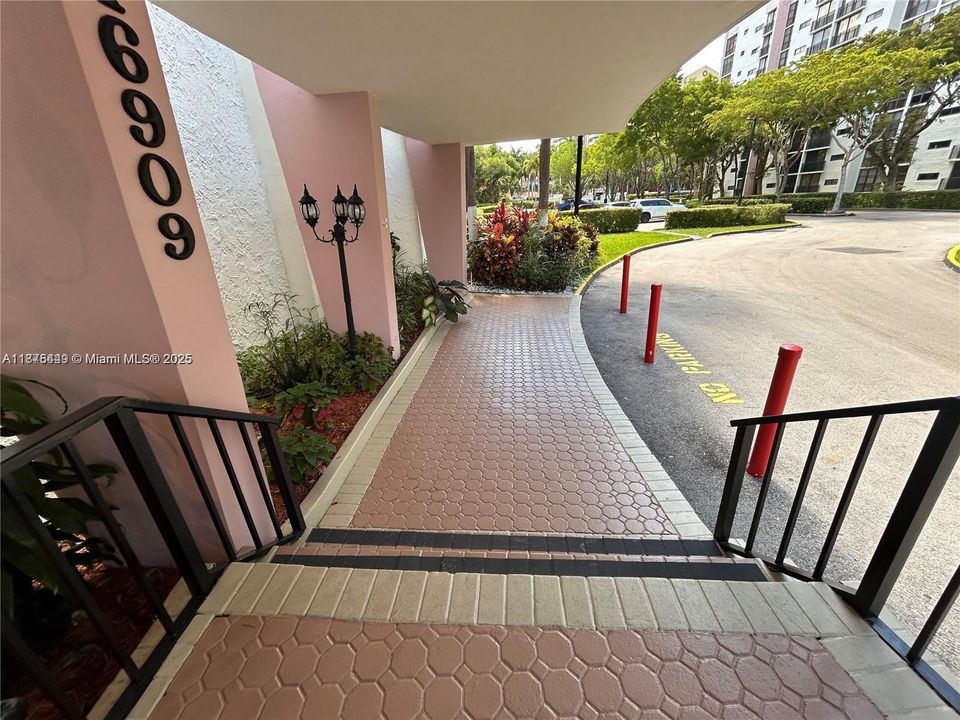 合同活跃: $228,500 (1 贝兹, 1 浴室, 767 平方英尺)