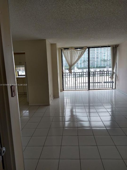 合同活跃: $228,500 (1 贝兹, 1 浴室, 767 平方英尺)