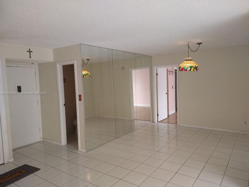 合同活跃: $228,500 (1 贝兹, 1 浴室, 767 平方英尺)