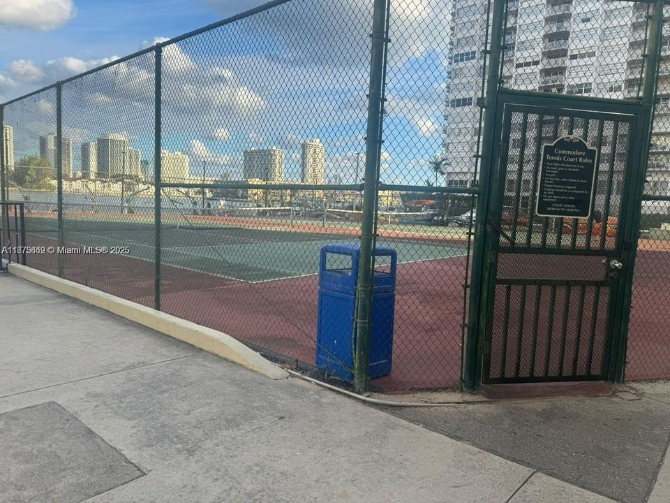 合同活跃: $228,500 (1 贝兹, 1 浴室, 767 平方英尺)